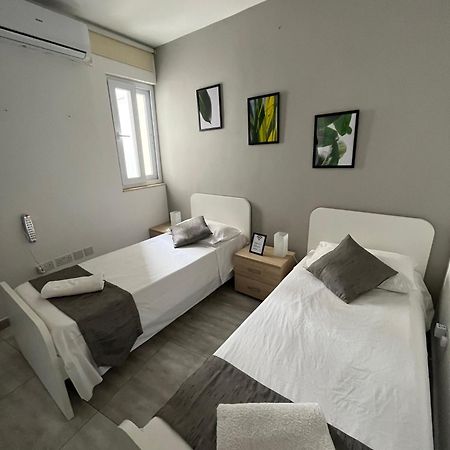 F3 Room 2, Private Room Two Single Beds Shared Bathroom Msida Bagian luar foto
