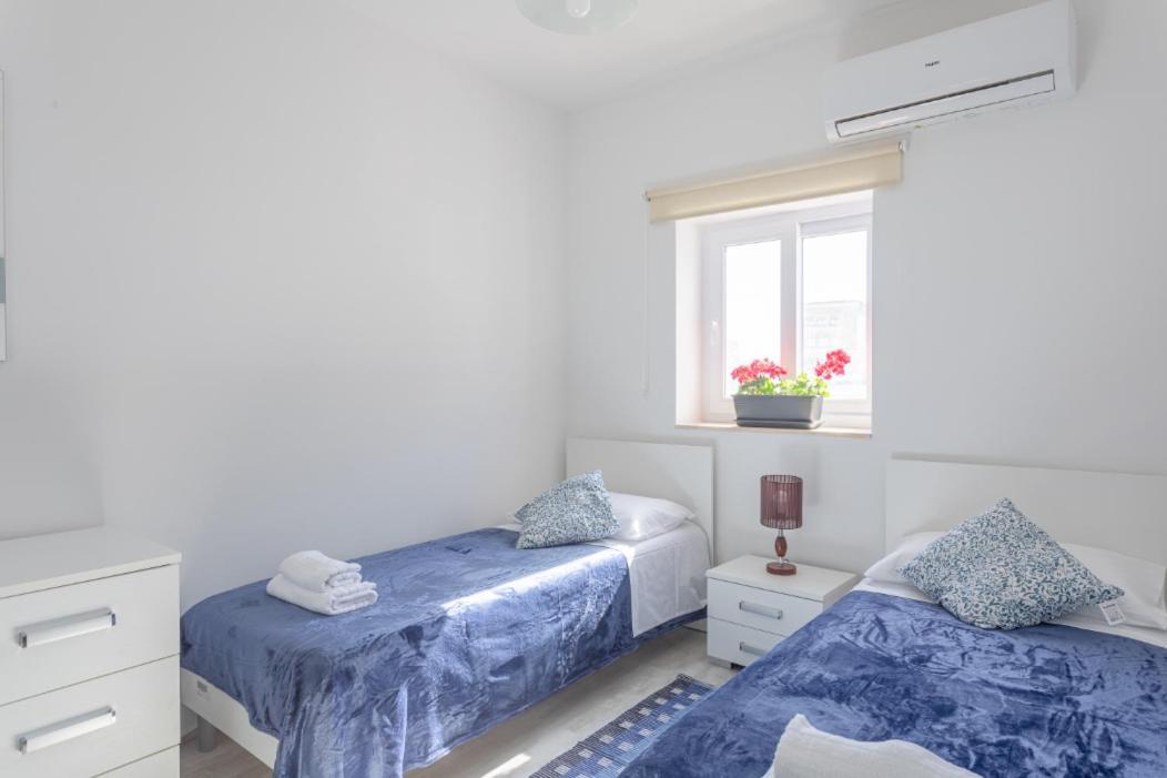 F3 Room 2, Private Room Two Single Beds Shared Bathroom Msida Bagian luar foto