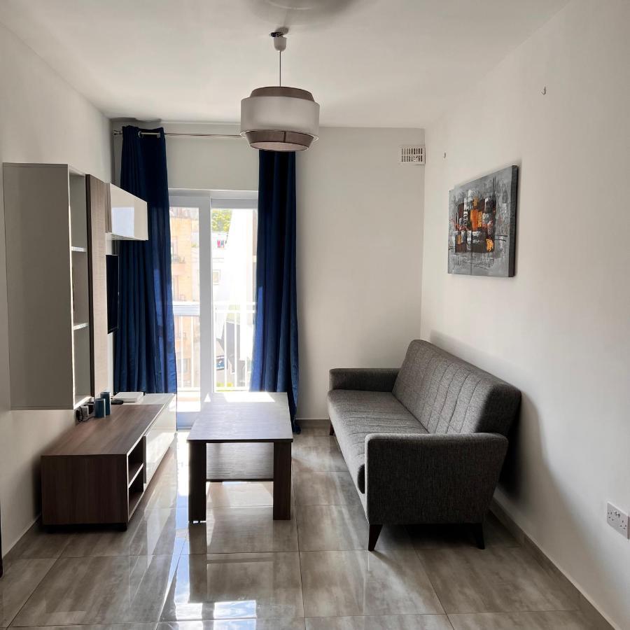 F3 Room 2, Private Room Two Single Beds Shared Bathroom Msida Bagian luar foto