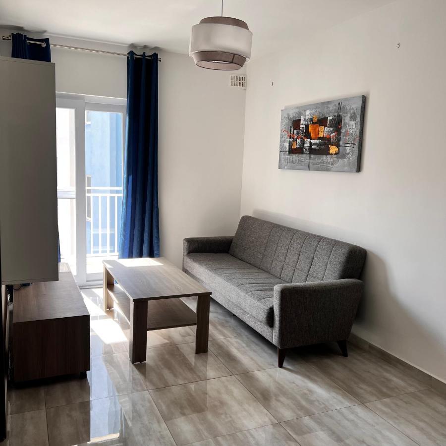 F3 Room 2, Private Room Two Single Beds Shared Bathroom Msida Bagian luar foto