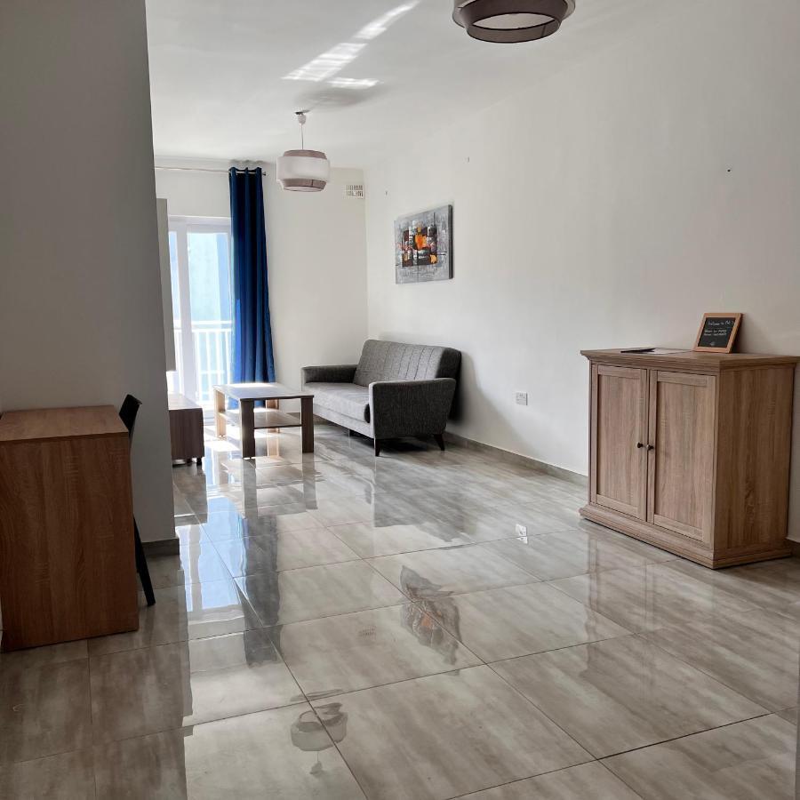F3 Room 2, Private Room Two Single Beds Shared Bathroom Msida Bagian luar foto
