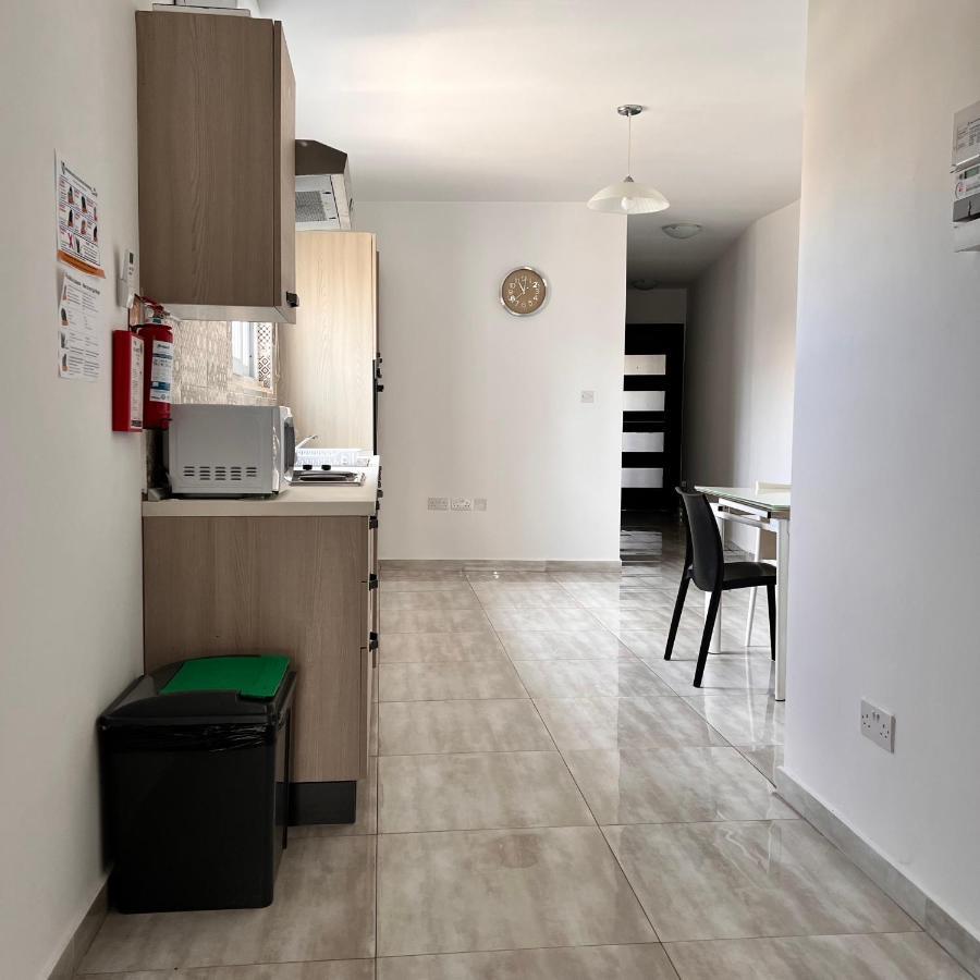 F3 Room 2, Private Room Two Single Beds Shared Bathroom Msida Bagian luar foto