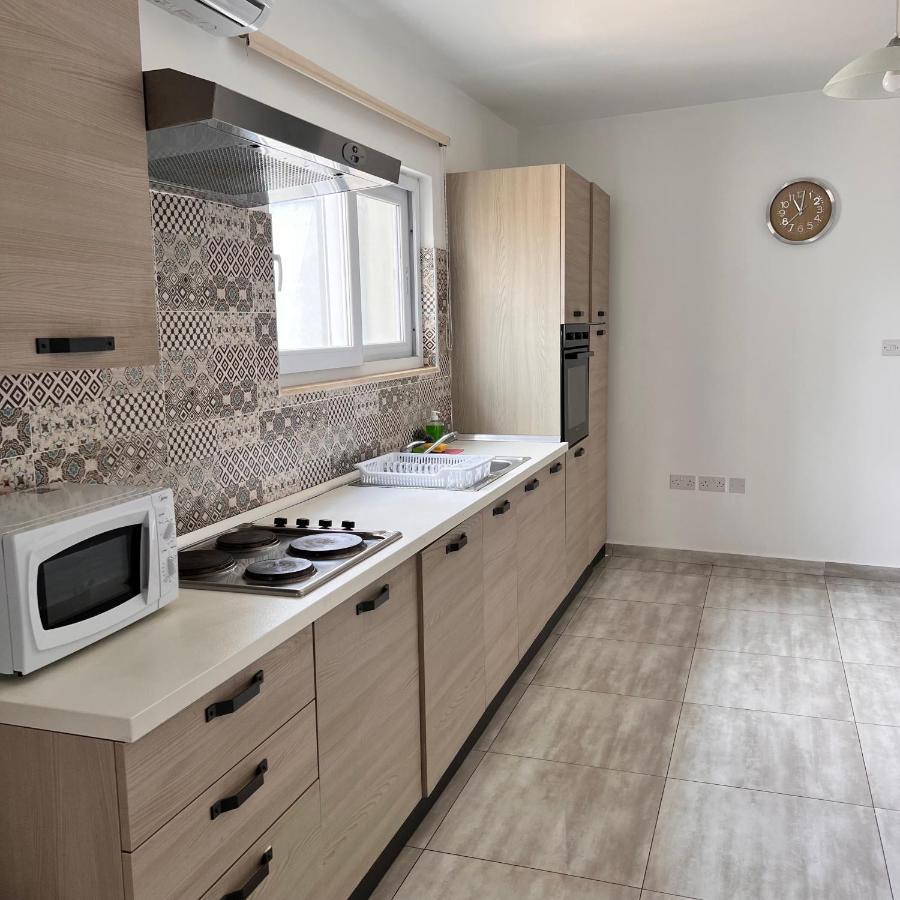 F3 Room 2, Private Room Two Single Beds Shared Bathroom Msida Bagian luar foto