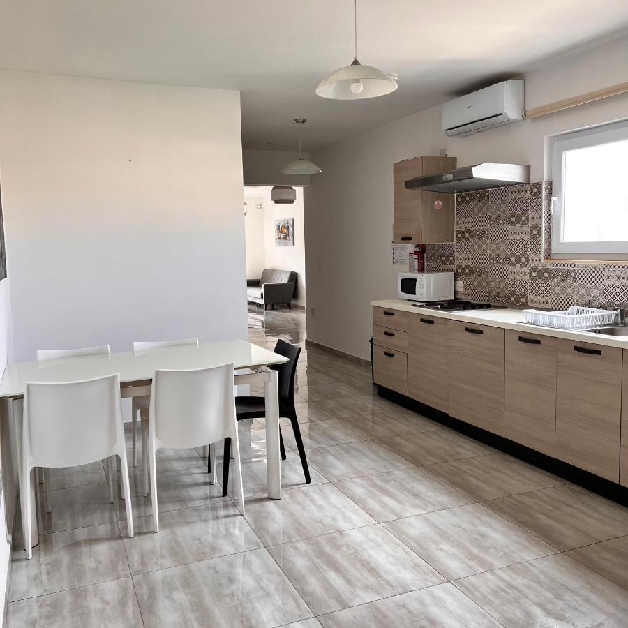 F3 Room 2, Private Room Two Single Beds Shared Bathroom Msida Bagian luar foto