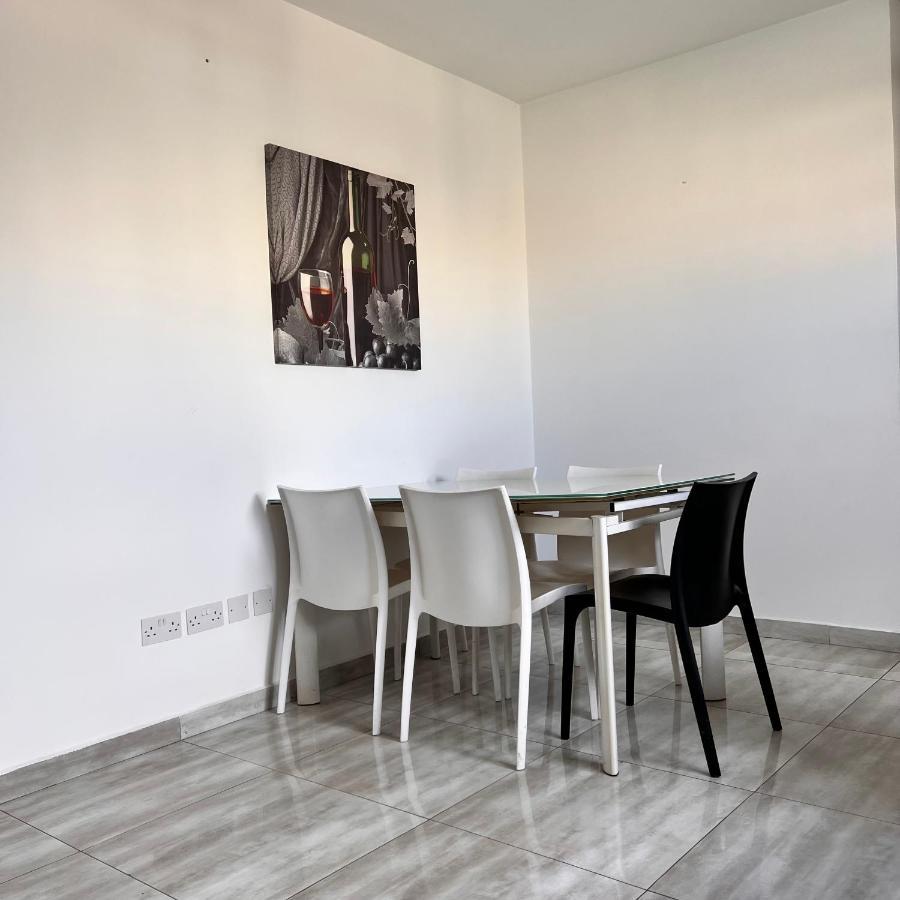 F3 Room 2, Private Room Two Single Beds Shared Bathroom Msida Bagian luar foto