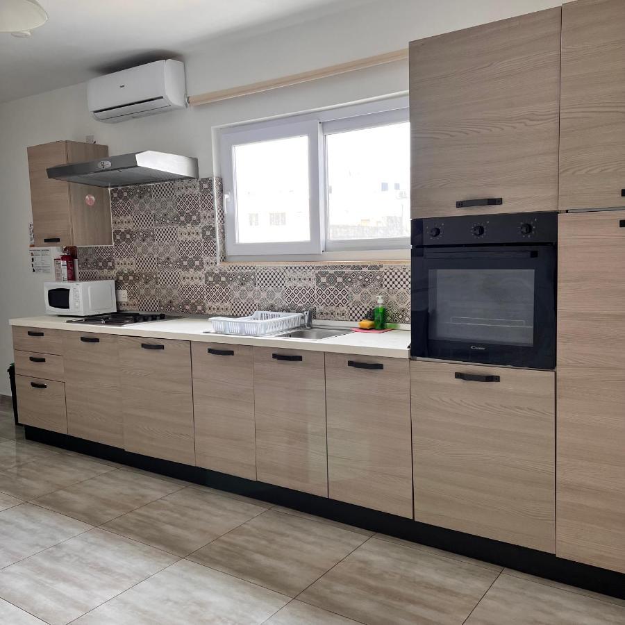 F3 Room 2, Private Room Two Single Beds Shared Bathroom Msida Bagian luar foto