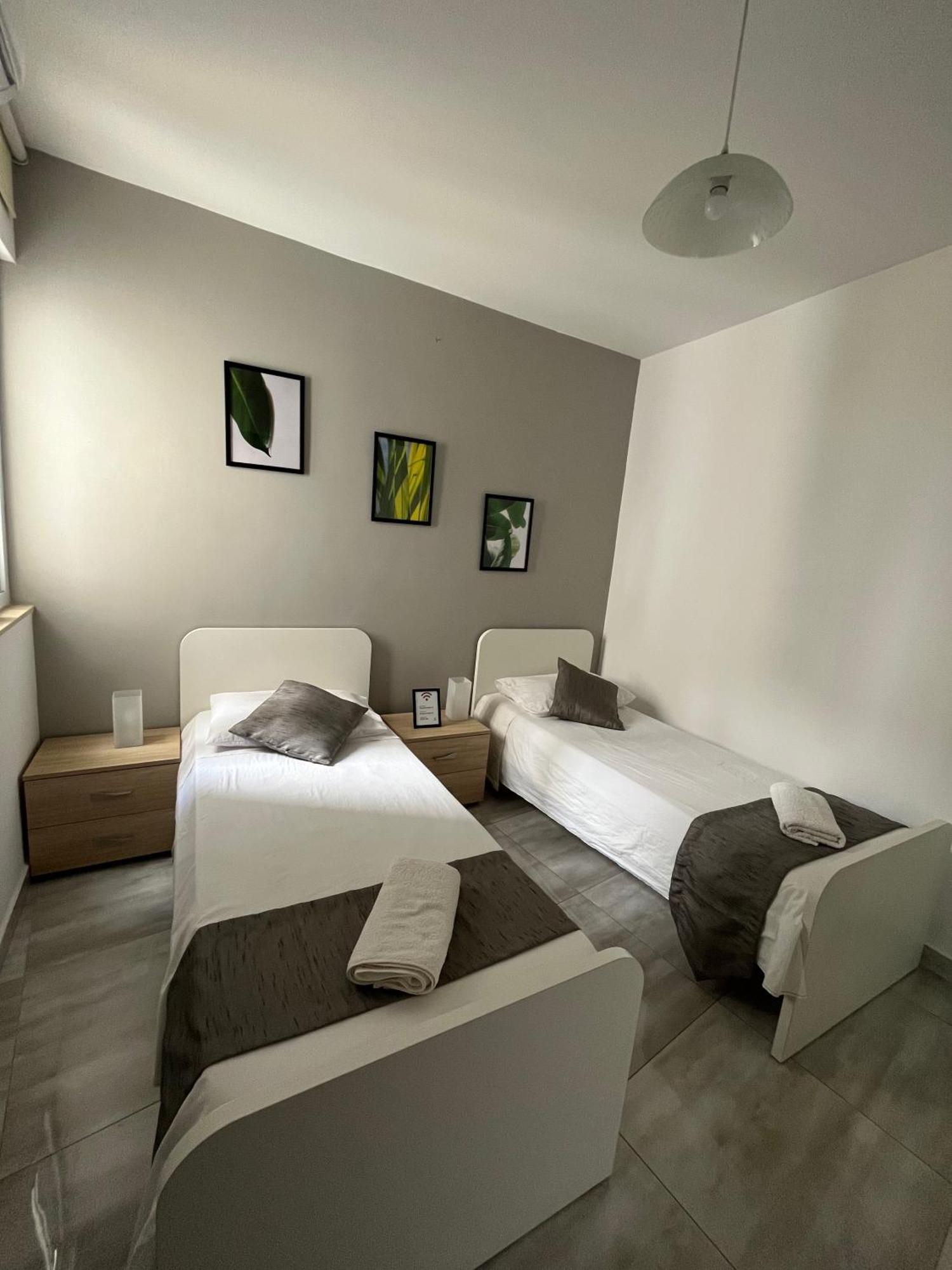 F3 Room 2, Private Room Two Single Beds Shared Bathroom Msida Bagian luar foto