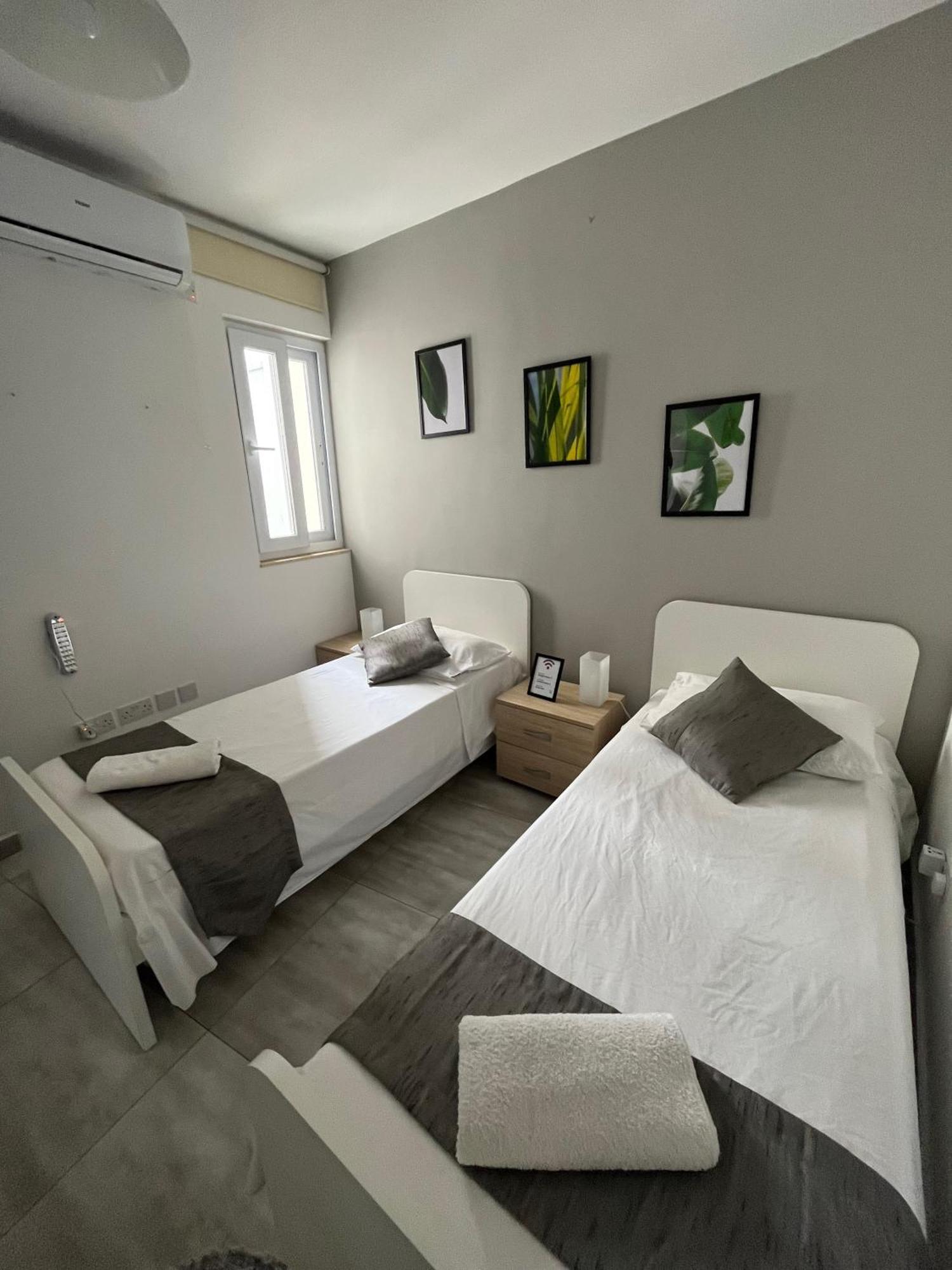 F3 Room 2, Private Room Two Single Beds Shared Bathroom Msida Bagian luar foto